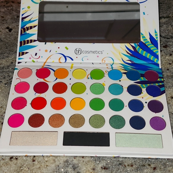 BNIB🪶 Take Me To Brazil Eyeshadow Palette - Picture 2 of 7